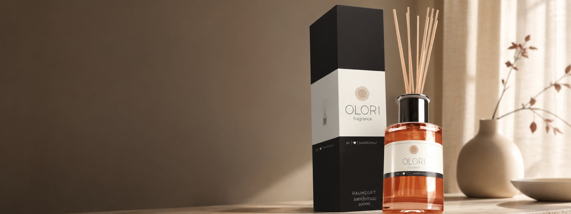 OLORI Sandelholz Raumduft im 200-ml-Flakon mit Rattanstäbchen in warmer Wohnatmosphäre