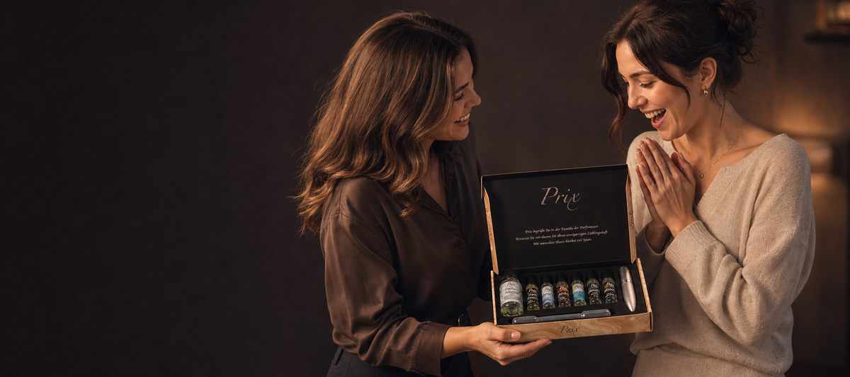 Eine Frau überreicht einer strahlenden Beschenkten ein geöffnetes Prix Parfüm-Set